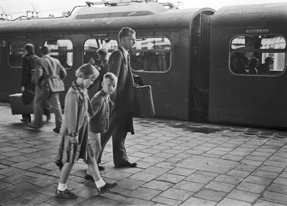 803550 Afbeelding van een vader met zijn twee kinderen op het perron van het N.S.-station Roosendaal te Roosendaal.